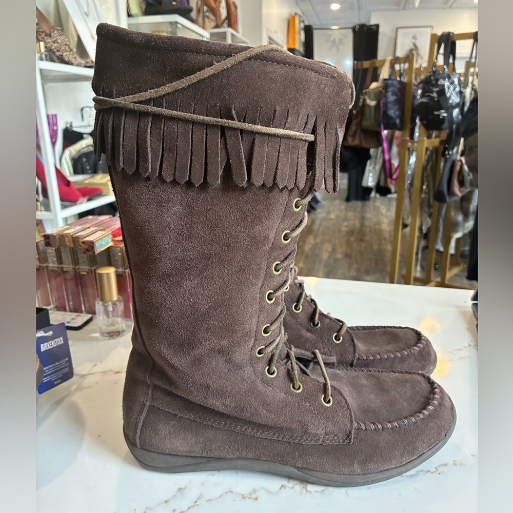 L.L. Bean Women's brown suede moccasin boots featuring fringe trim size 9.5